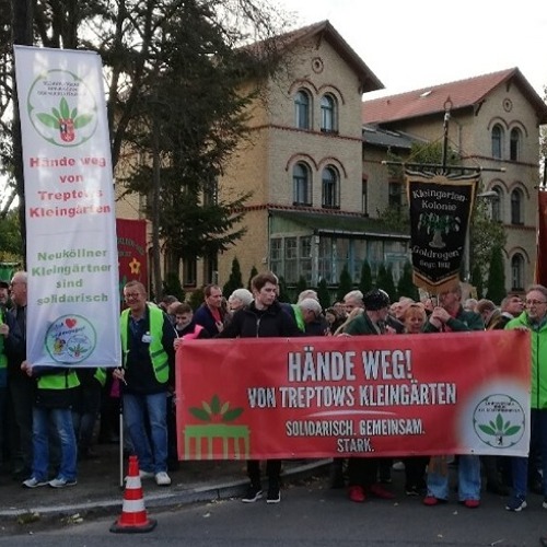 Hunderte demonstrieren für den Erhalt der Kleingärten in Treptow